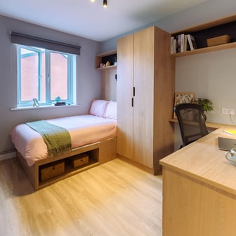 Gold En Suite - Image 1