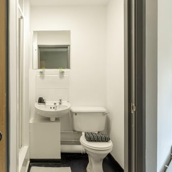 Classic Ensuite - Image 8