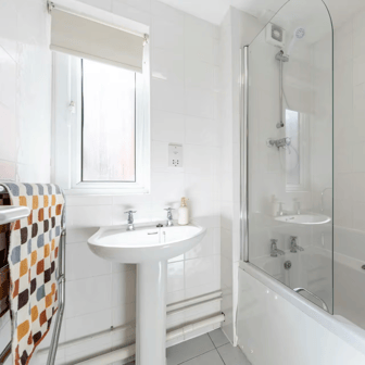 Bronze 2 Bed Apartment - Image 5