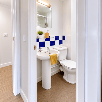Gold Room Ensuite - Image 3