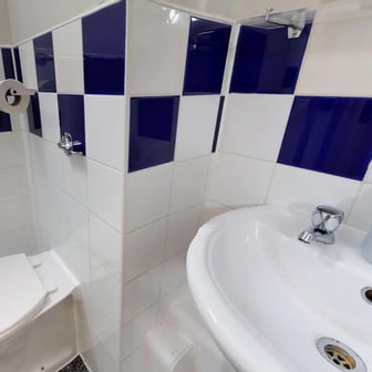 Silver Ensuite - Image 3