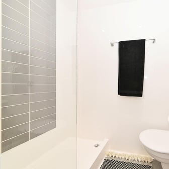 Silver Ensuite - Image 8