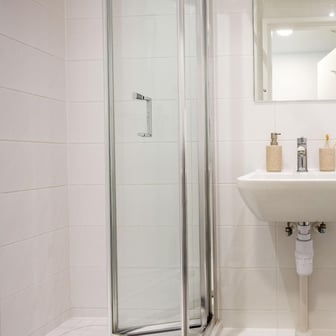 4 Bed Ensuite - Image 3