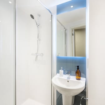 Bedroom Bronze (shared Bathroom) - Image 2