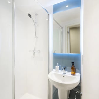 Bedroom Gold (shared bathroom) - Image 2