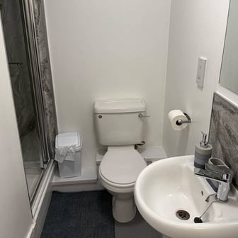 Gold Ensuite - Image 4