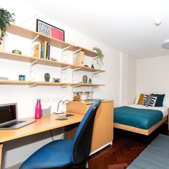 Single room with shared bathroom B (average) - Image 1