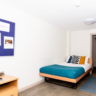 Single room with shared bathroom C (small or basement floor) - Image 1