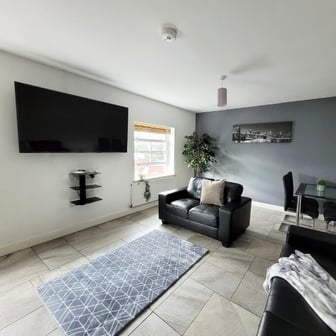 Flat 6 - 4 bedrooms - Image 1