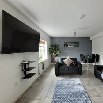 Flat 6 - 4 bedrooms - Image 2