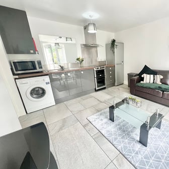Flat 2 - 2 bedrooms - Image 2