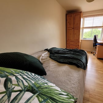 Room 6 En Suite in 11 bed house - Image 1
