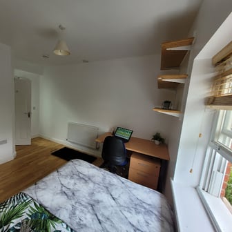 Room 5 En Suite in 11 bed house - Image 2
