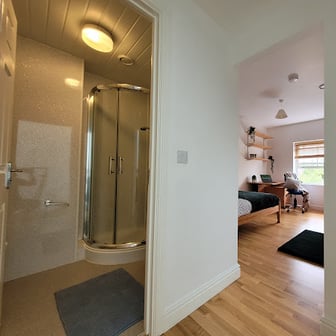 Room 10 En Suite in 11 bed house - Image 4
