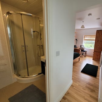 Room 10 En Suite in 11 bed house - Image 3