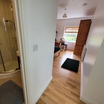 Room 6 En Suite in 11 bed house - Image 4