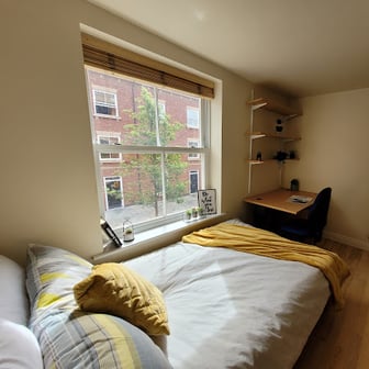 Room 4 En Suite in 11 bed house - Image 2