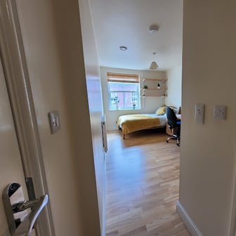 Room 7 En Suite in 11 bed house - Image 2