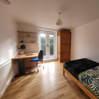 Room 1 in 12 bed house - Image 2