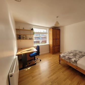 Room 5 in 12 bed house - Image 1