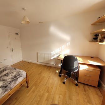 Room 5 in 12 bed house - Image 2