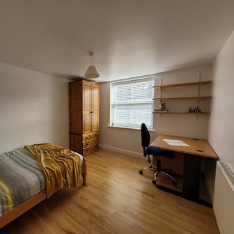 Room 6 in 12 bed house - Image 1