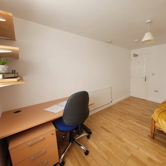 Room 6 in 12 bed house - Image 2