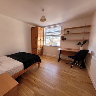 Room 8 in 12 bed house - Image 1