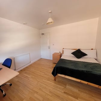 Room 8 in 12 bed house - Image 3
