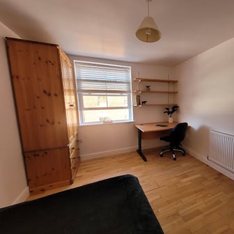 Room 8 in 12 bed house - Image 2