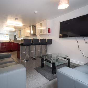 Room 12 in 12 bed house - Image 7
