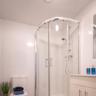 Room 2 in 12 bed house - Image 6