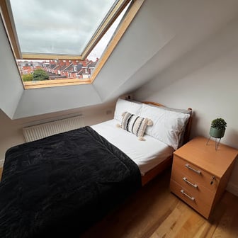 Room 9 in 12 bed house - Image 2