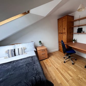 Room 9 in 12 bed house - Image 3