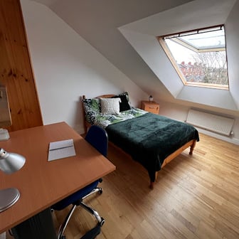 Room 10 in 12 bed house - Image 1