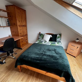 Room 10 in 12 bed house - Image 2
