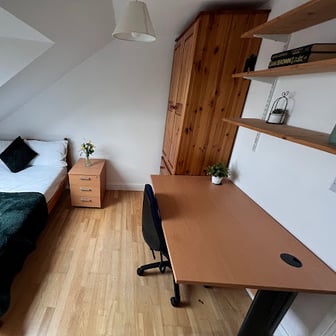 Room 11 in 12 bed house - Image 2