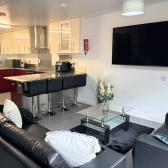 Top Floor Flat- 2 Bedrooms - Image 4