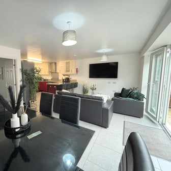 Top Floor Flat- 2 Bedrooms - Image 6