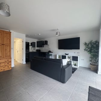1 Bedroom Studio - Image 1