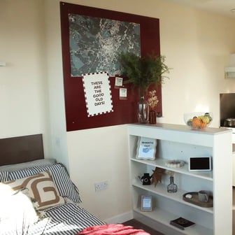 Deluxe Student Studio - Image 2
