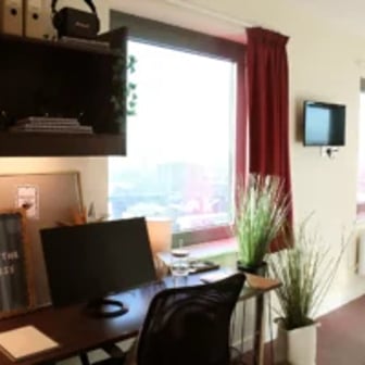 Deluxe Student Studio - Image 5
