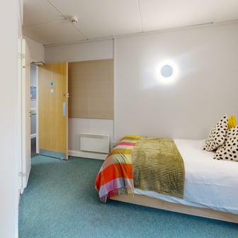 Large Ensuite Room - Image 4