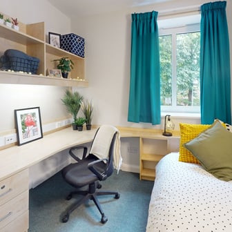 Large Ensuite Room - Image 3