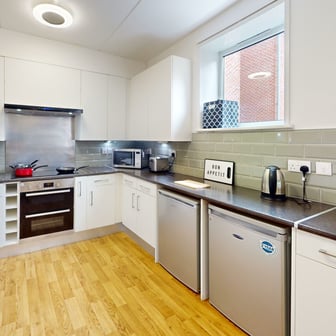 Large Ensuite Room - Image 2