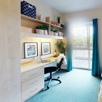 Large Ensuite Studio - Image 1