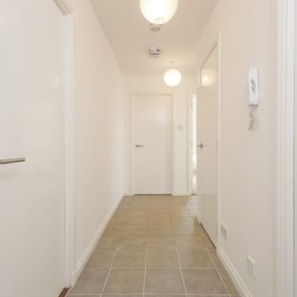 2 Bed Flat With Study - Image 1