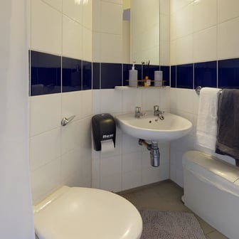 Classic En-Suite - Image 5