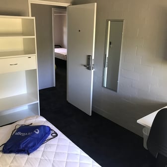 Standard 6 Bedroom Shared Apartment - Image 4