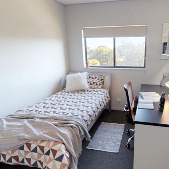 Poolside 6 Bedroom Shared Apartment - Image 2